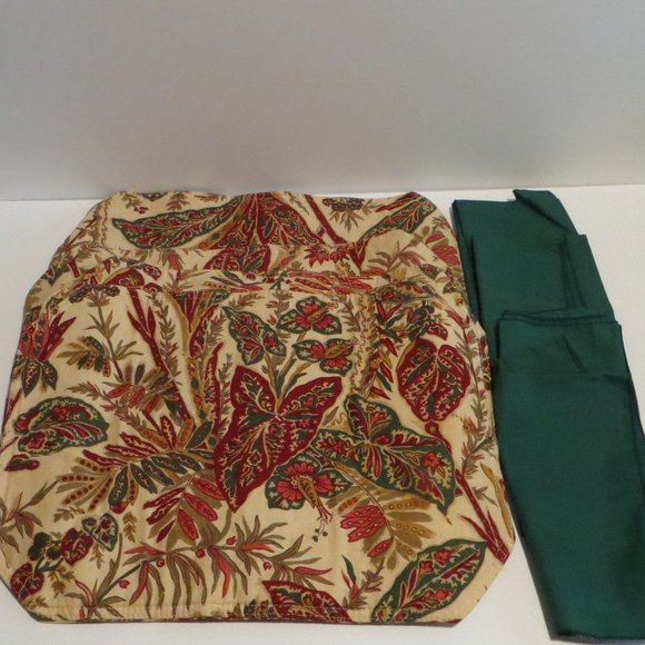 Holiday Placemats With Matching Napkings Set Of Four - Picture 1 of 2
